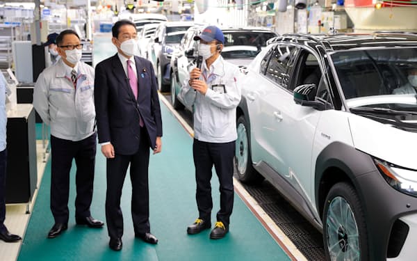 トヨタ自動車の元町工場を視察する岸田文雄首相。左は同社の豊田章男社長（17日、愛知県豊田市）＝代表撮影