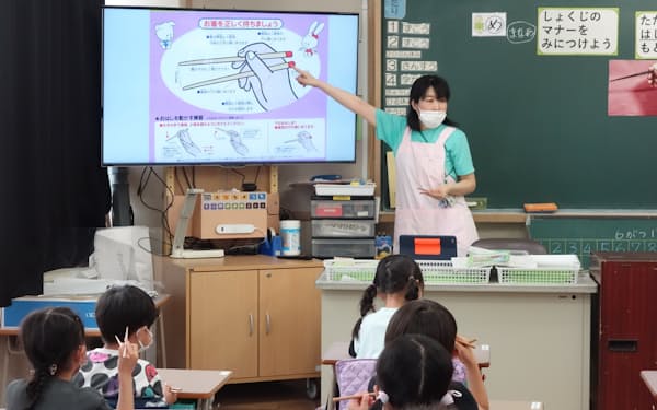 児童らに箸の正しい使い方を指導する（6月17日、東京都内）