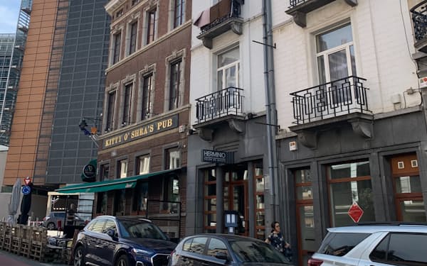 諏訪田製作所のベルギー法人はブリュッセル市保有のビルに入居する（右側の白いビルの１階）