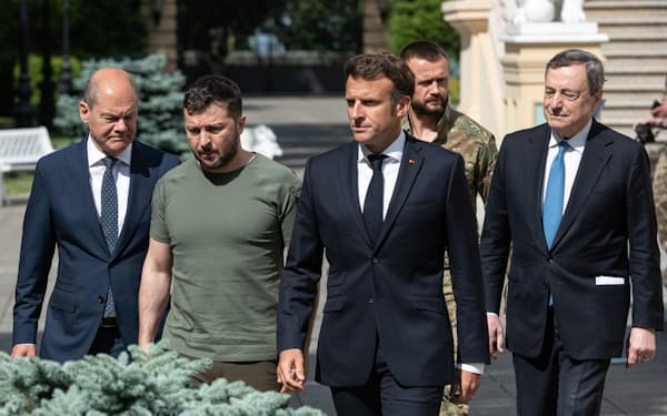 ウクライナの首都キーウで記者会見場に向かう（手前左から）ドイツのショルツ首相、ウクライナのゼレンスキー大統領、フランスのマクロン大統領、イタリアのドラギ首相（16日）＝ゲッティ共同