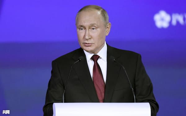 国際経済フォーラムで演説するプーチン大統領(17日、サンクトペテルブルク)=AP