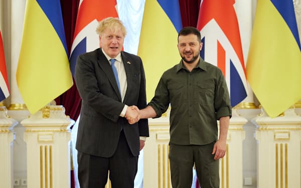 17日に会談したジョンソン英首相（左）とウクライナのゼレンスキー大統領（17日、キーウ）＝ロイター