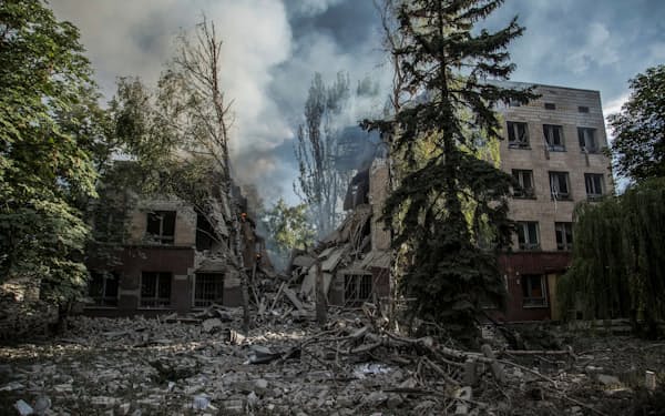 攻撃で破壊された建物（ウクライナ東部リシチャンスク、17日）=ロイター