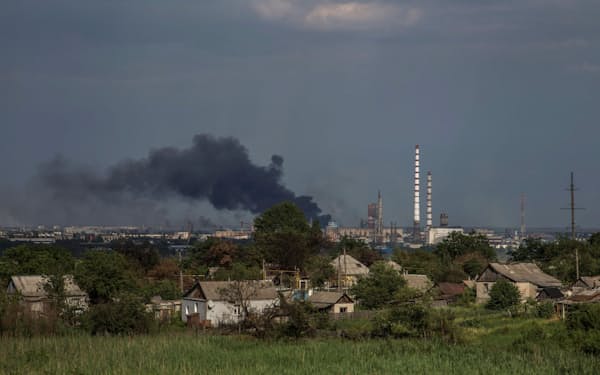 17日、攻撃を受け煙が上がるウクライナ東部セベロドネツクのアゾト化学工場１＝ロイター