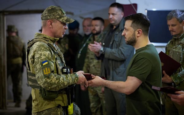 ウクライナの南部ミコライウ州を訪問するゼレンスキー大統領＝ウクライナ大統領府が18日提供・ロイター