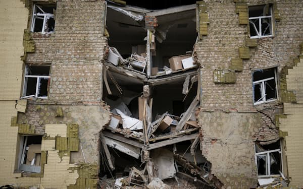 ロシアによる爆撃で破壊されたウクライナ東部の住宅＝ＡＰ