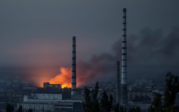 ウクライナ東部セベロドネツクのアゾト化学工場からは炎と煙が上がった（１８日）＝ロイター