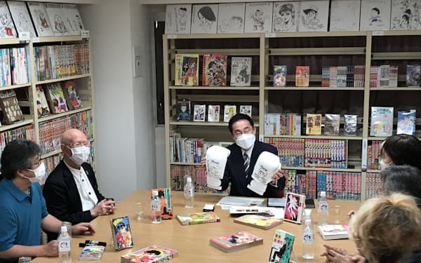 岸田首相（左から3人目）は漫画家と車座で意見交換した（19日、東京・千代田）