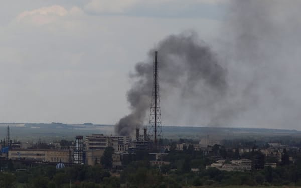 ロシア軍の攻撃が続く中、煙が上がるセベロドネツクのアゾト化学工場（18日）＝ロイター