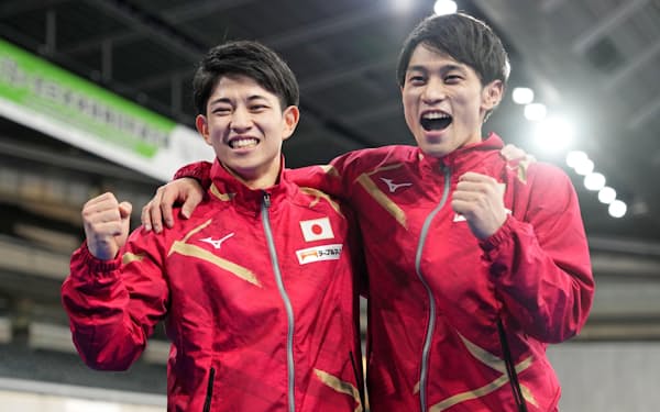 体操の世界選手権代表に決まり、笑顔でポーズをとる谷川翔（左）と谷川航（19日、東京体育館）＝共同