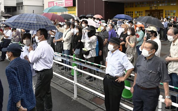 　三重県桑名市で行われた街頭演説に集まった聴衆＝17日午後