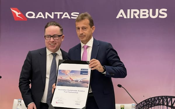 バイオ燃料事業で提携を発表した欧州エアバスと豪カンタス（19日、ドーハ）