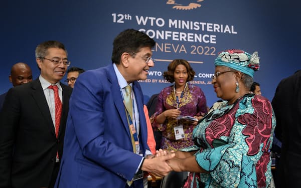 ６年半ぶりにWTO閣僚宣言を採択した閣僚会議を終え、インドのゴヤル商工相と握手するオコンジョイウェアラWTO事務局長㊨＝ロイター