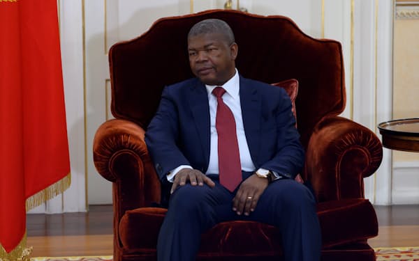 アンゴラのロウレンソ大統領は、８月の議会選に向け、中国と距離を置こうとしている（2020年、ルアンダの大統領宮殿）＝ロイター
