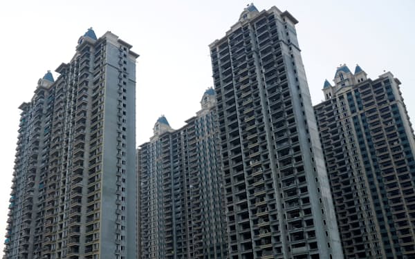 政府の不動産金融規制に加えてゼロコロナ政策の影響で、中国の住宅市場は調整局面が続く（河南省洛陽市）＝ロイター