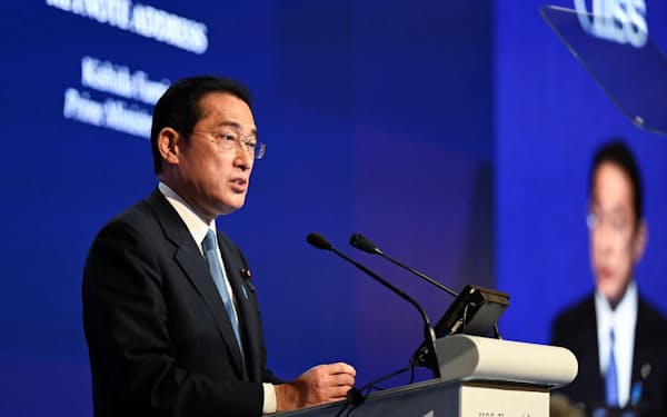 シンガポールで開いたアジア安全保障会議で演説する岸田首相＝ロイター　