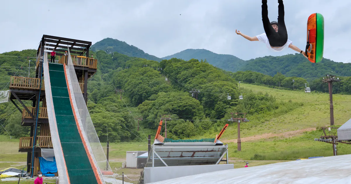 ジップラインや雲海 夏も行きたい 遊べるスキー場 日本経済新聞 ジップラインや雲海 夏も行きたい 遊べるスキー場 日本経済新聞