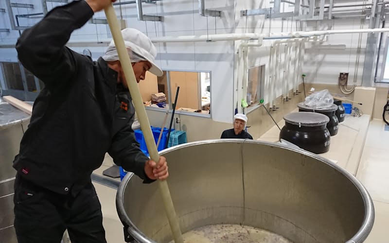 サムネイル用)サツマイモを使った焼酎の仕込み作業 サムネイル用)サツマイモを使った焼酎の仕込み作業
