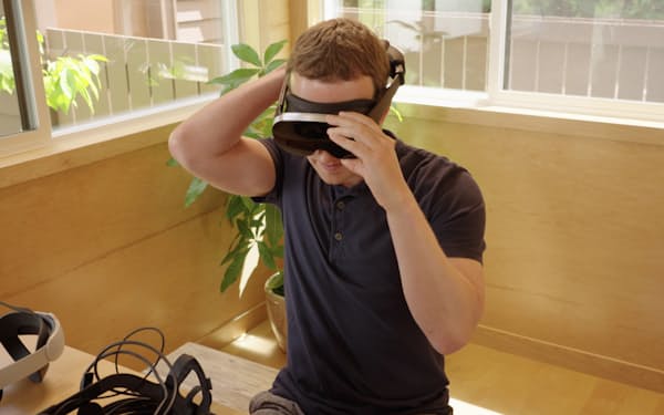VR端末の試作品「ホロケーキ2」を装着する米メタのザッカーバーグCEO（同社提供）