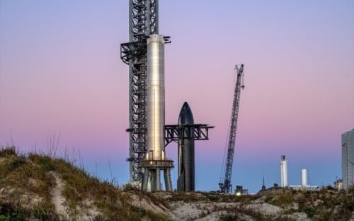 米国テキサス州ボカチカビーチにあるスペースX社の宇宙基地スターベース。写真は、組み立てる前の大型ロケット「スターシップ」試作機シリアルナンバー20と、大型ブースター「スーパーヘビー4」。 （PHOTOGRAPH BY JOHN KRAUS）