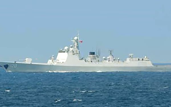太平洋側を南下した中国海軍のミサイル駆逐艦（20日）＝防衛省統合幕僚監部提供・共同