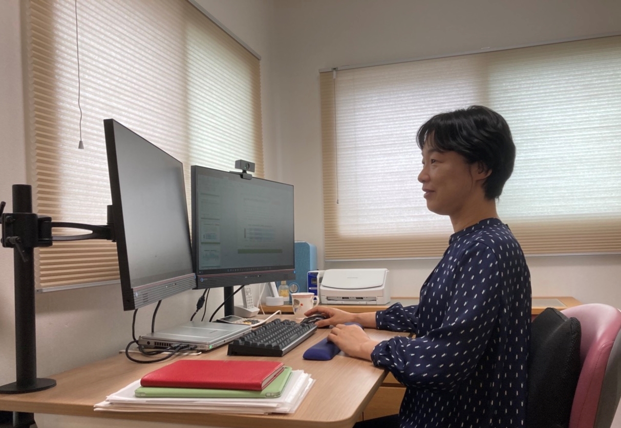 古家野晶子弁護士は事務所のテレワーク環境を整え、在宅勤務を活用しながら育児と両立している(本人提供)