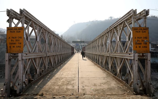 ミャンマー北西部につながる橋（2021年3月、インド北東部の国境地帯）＝ロイター