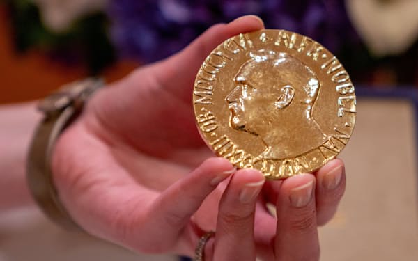 競売にかけられたドミトリー・ムラトフ氏のノーベル平和賞のメダル（20日、米ニューヨーク）＝ロイター