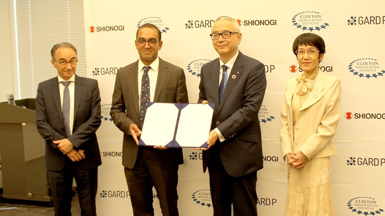 スイスのGARDPとの提携を発表した塩野義製薬の手代木社長（右から2人目）ら