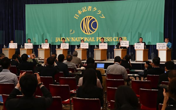 日本記者クラブの討論会で、訴えたいことを記したボードを出す与野党の9党首（21日、東京都千代田区）