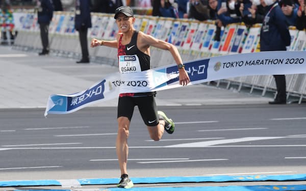 2020年東京マラソンで2時間5分29秒の日本新記録をマーク、日本勢トップの4位でゴールする大迫傑