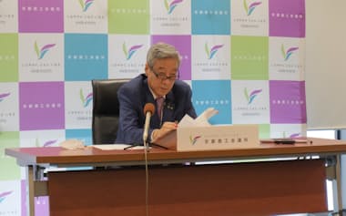 塚本会頭は記者会見で、会頭の続投を示唆した（21日、京都市）