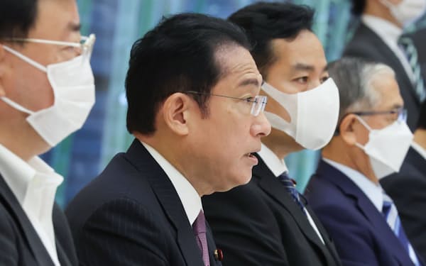 物価・賃金・生活総合対策本部の初会合で発言する岸田首相（21日、首相官邸）
