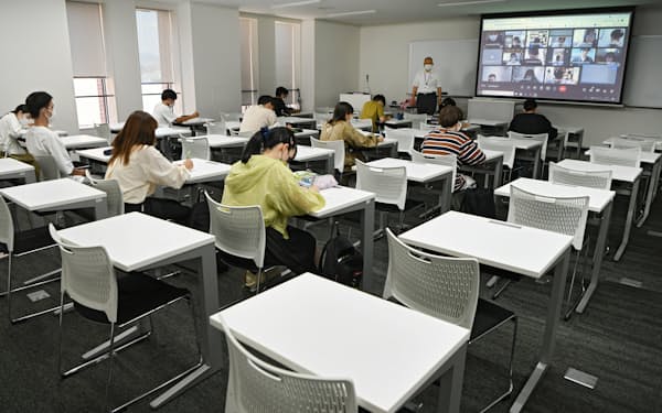 分散登校による対面とオンラインで講義を受ける学生(大阪府吹田市の大和大学)