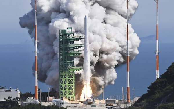 韓国南西部全羅南道の羅老宇宙センターから打ち上げられる韓国が独自開発した国産ロケット「ヌリ号」（21日）＝聯合・共同