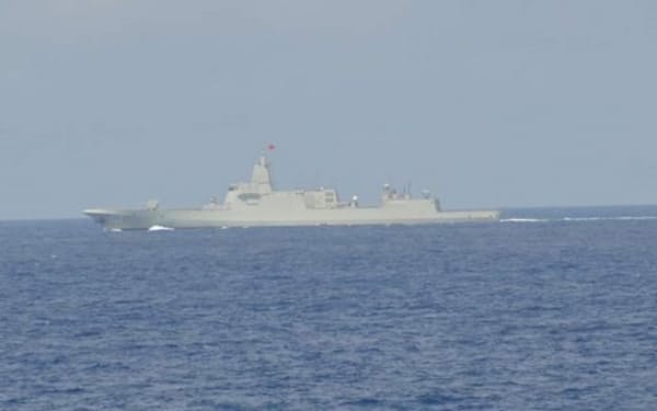 中国海軍のレンハイ級ミサイル駆逐艦=防衛省統合幕僚監部提供