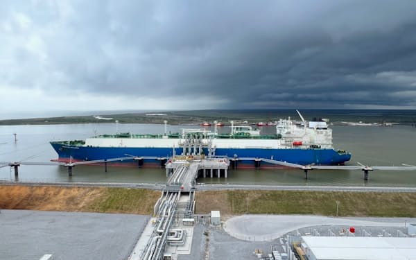 米ベンチャーグローバルLNGのプラントからLNGを積み込む運搬船（ルイジアナ州）