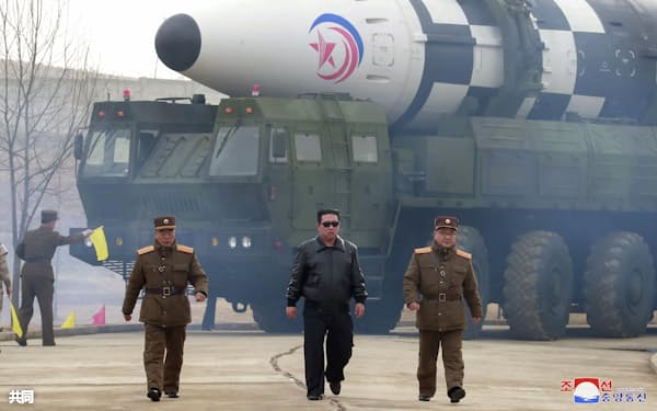 新型大陸間弾道ミサイル(ICBM)「火星17」(奥)の発射実験に臨む金正恩朝鮮労働党総書記㊥(3月、平壌)=朝鮮中央通信・共同