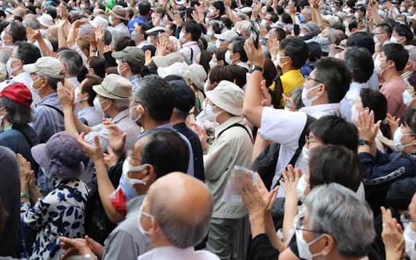 参院選が始まり、街頭演説を聞く有権者ら（22日午前、東京都新宿区）＝一部画像処理しています