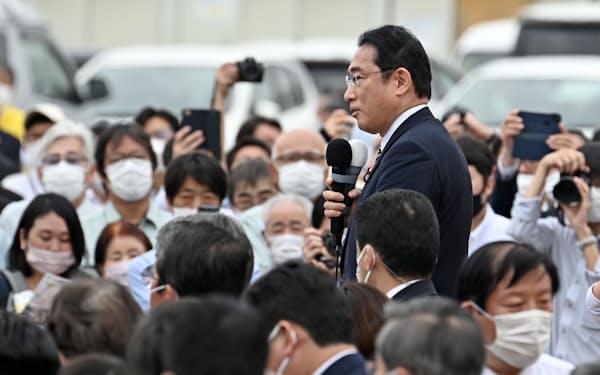 第一声を上げる自民党総裁の岸田首相（22日、福島市）