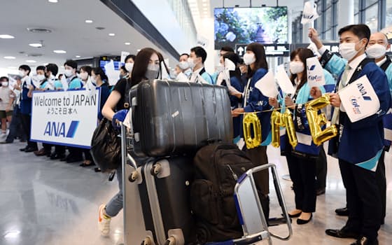 添乗員付きのパッケージツアーで香港から成田空港に到着した観光客（22日）
