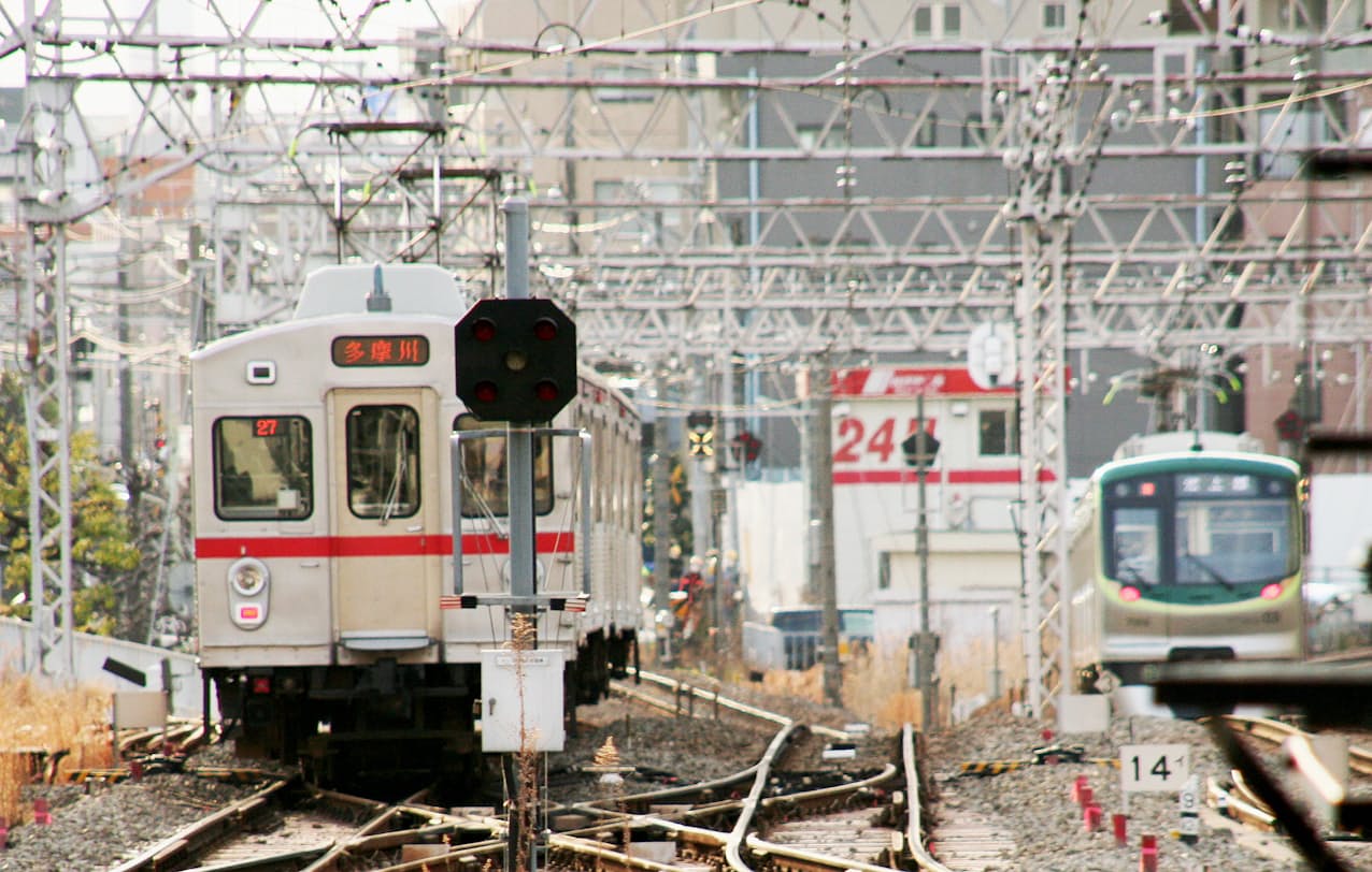 東急電鉄蒲田駅を後にする東急多摩川線の列車㊧と池上線の列車㊨。将来は東急多摩川線の列車が新空港線に乗り入れる。2009年3月11日に筆者撮影