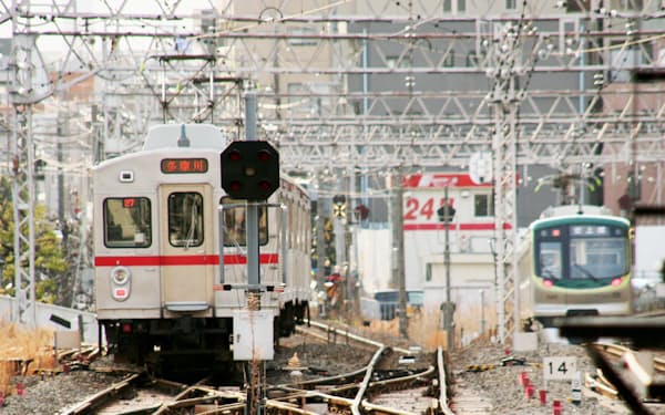 東急電鉄蒲田駅を後にする東急多摩川線の列車㊧と池上線の列車㊨。将来は東急多摩川線の列車が新空港線に乗り入れる。2009年3月11日に筆者撮影