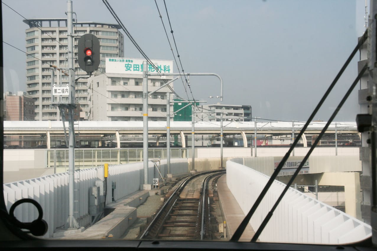 京浜急行電鉄空港線の列車内から京急蒲田駅を見たところ。2013年2月7日に筆者撮影