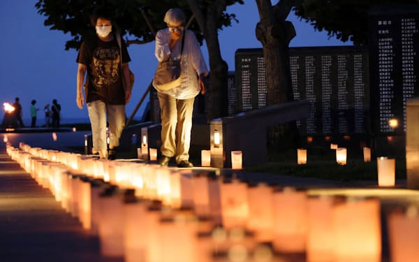 沖縄全戦没者追悼式の前夜祭で灯されたキャンドル(22日夜、沖縄県糸満市の平和祈念公園)