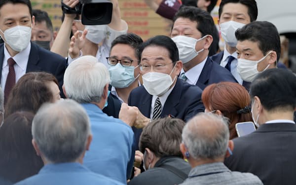 参院選が公示され、有権者とタッチを交わす岸田首相(22日午前、福島市)