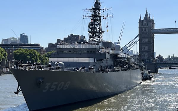 テムズ川を通る海上自衛隊の練習艦「かしま」（22日、ロンドン）