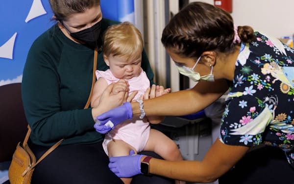 米国で幼児への新型コロナワクチンの接種が始まった（21日、カリフォルニア州）=ロイター