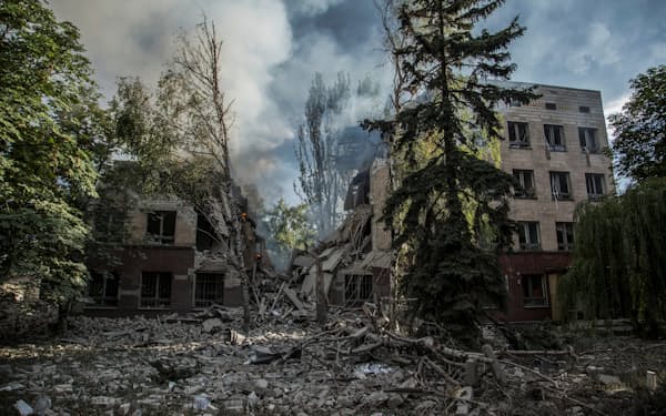 ロシアの攻撃が続く中、破壊されたルガンスク州リシチャンスク市の建物跡（17日）＝ロイター