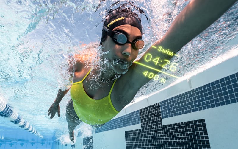 カナダのフォーム(FORM)は泳ぎながら目の前にタイムなどを表示する水泳用のスマートゴーグルを手掛ける(同社提供)